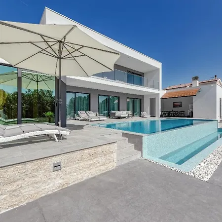 Mit Grossem Infinity-pool - Ladesaeule Gratis * Štokovci