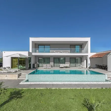 Mit Grossem Infinity-pool - Ladesaeule Gratis