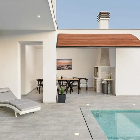 Mit Grossem Infinity-pool - Ladesaeule Gratis *
