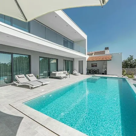 Mit Grossem Infinity-pool - Ladesaeule Gratis Stokovci