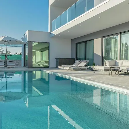 Mit Grossem Infinity-pool - Ladesaeule Gratis