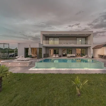 Mit Grossem Infinity-pool - Ladesaeule Gratis *
