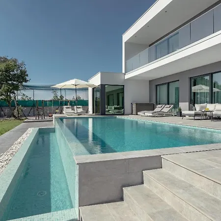 Mit Grossem Infinity-pool - Ladesaeule Gratis Stokovci