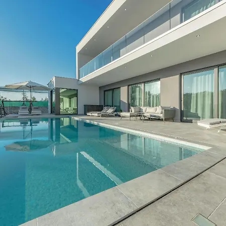 Mit Grossem Infinity-pool - Ladesaeule Gratis