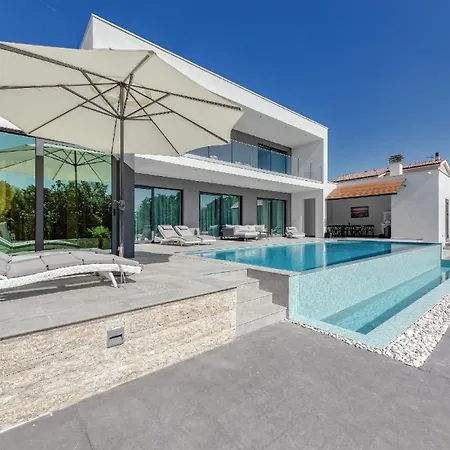 Mit Grossem Infinity-pool - Ladesaeule Gratis * Stokovci